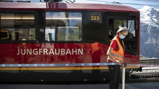 Purtret d'in dal vaguns dal tren cun scrit si «Jungfraubahn»