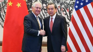 Purtret da Wang Yi e Rex Tillerson che dattan il maun. 