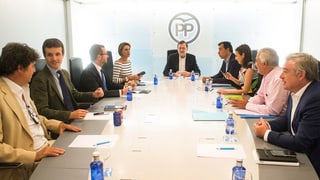 Il primminister Mariano Rajoy (al chau da la maisa) durant discurs cun la partida populara Ciudadanos. Il primminister Mariano Rajoy (al chau da la maisa) durant discurs cun la partida populara Ciudadanos.