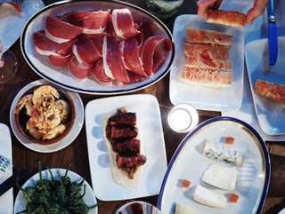 Ina maisa cun pliras tapas. Ina maisa cun pliras tapas.