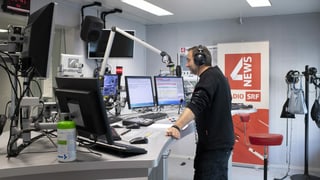 In pledader da novitads en il studio da SRF News.