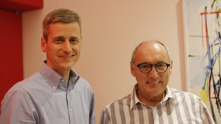 Jon Erni, il nov commember dal cussegl administrativ cul president Not Carl (a dretga)
