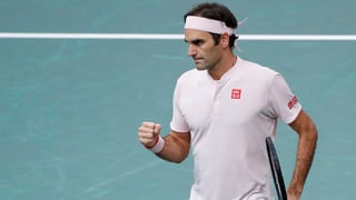 Roger Federer durant il gieu cunter il Giapunais Kei Nishikori en il turnier a Paris-Bercy