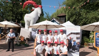 Represchentants da Grischun vacanzas ensemen cun Engiadina, Scuol, Samignun, Val Müstair ed il Olympia Bob Run da San Murezzan-Schlarigna stattan davant lur stan a Rust en l'Europa-Park.