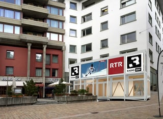 Visualisaziun da las localitads da RTR a San Murezzan durant ils Campiunadis mundials da skis. Containers transparents (duas alzadas) che stattan avant in bajetg da 6 alzadas alv (Banca Chantunala). Visualisaziun da las localitads da RTR a San Murezzan durant ils Campiunadis mundials da skis. Containers transparents (duas alzadas) che stattan avant in bajetg da 6 alzadas alv (Banca Chantunala).