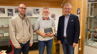 Il president da vischnanca da Tujetsch, Martin Cavegn; il retschavider dal premi, Tarcisi Hendry ed il president da la SRG.R, Vincent Augustin
