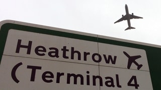 Purtret d'ina tabla che mussa il num Heathrow. 