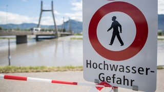 Purtret d'ina tavla cun scrit si «Hochwassergefahr»