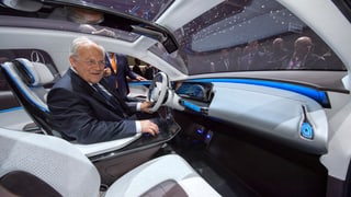 Johann Schneider-Ammann èn in dals autos preschentads al salun d'autos a Genevra. 