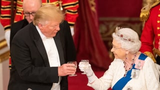 Purtret da Trump e la Queen che fan viva. Purtret da Trump e la Queen che fan viva.