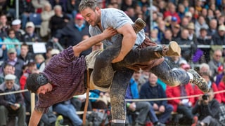 Ursin Battaglia (cun chamischa cotschna) durant ina lutga. 