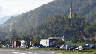 Il parcadi a l’access da l’autostrada A13, tranter Tumein e Domat. Il parcadi a l’access da l’autostrada A13, tranter Tumein e Domat.