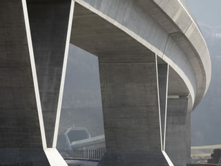 Il viaduct che maina en il tunnel da basa dal Ceneri.