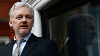 Julian Assange sin in balcun avon l'ambassada ecuadoriana a Londra. 