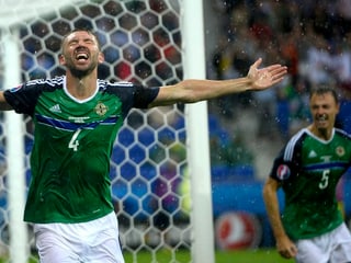 Gareth McAuley da l'Irlanda dal Nord suenter ses culp tar il 1:0. Gareth McAuley da l'Irlanda dal Nord suenter ses culp tar il 1:0.