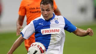 Giugadur da GC davantvart e giugadur da l'FC Bruegge davosvart.