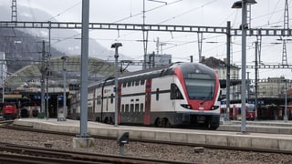 In tren da la SBB che vegn en la staziun da Cuira.