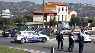 Ins vesa in auto da polizia da la Frantscha e polizists franzos.