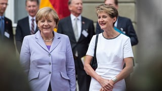 Angela Merkel e Simonetta Sommaruga sin il Münsterplatz a Berna.