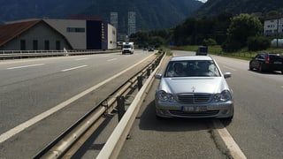 Automobilist ch'è charrà sin il fauss vial davent da l'access Cuira sid.
