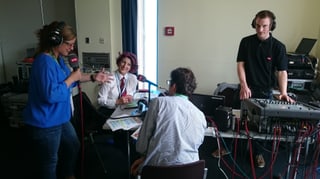 La moderatura da RSI ensemen cun dus osps en il studio mobil a Montreux.