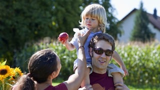 Simbolic: Ina famiglia cun uffant.