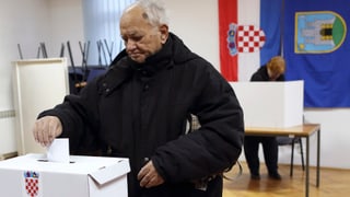 Maletg simbolic: Um croat che metta il cedel da votar en l'urna.