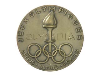 Medaglia dals gieus olimpics 1952 ad Oslo cun ils motto olimpic. Medaglia dals gieus olimpics 1952 ad Oslo cun ils motto olimpic.