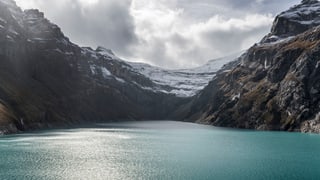 Lag da Limmern cun muntognas davostier.