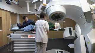 Pazienta che vegn preparada dal persunal da l'ospital per ina radiaziun.