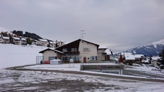 L'hotel sa chatta gist sper la staziun a val da la sutgera Vella-Triel.