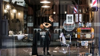 Coiffeur en ses salun cun client.