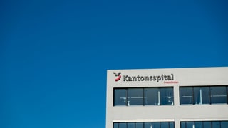 Ina part dal nov bajetg da l'ospital chantunala Cuira cun il logo.