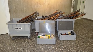 311 armas e 184 kilos muniziun han chattà la via tar la polizia. Las armas e la muniziun èn deponidas en stgatlas da plastic grischas.