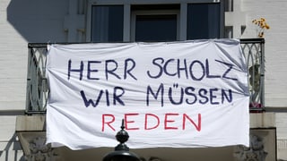 Herr Scholz, wir müssen reden è scritg sin in transparent. Herr Scholz, wir müssen reden è scritg sin in transparent.