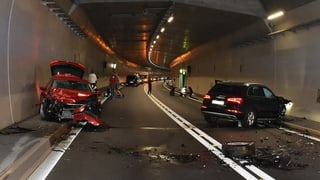 Dus autos ch'èn collidads en il tunnel San Fedele a Roveredo.