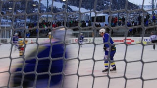 Giugaders da hockey dals clubs San Murezzan e Küsnacht en acziun.