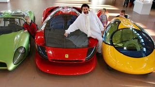 Luigi Colani cun trais autos designads dad el. Luigi Colani cun trais autos designads dad el.