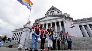 intginas persunas demonstreschan avnat il capitol a Washington