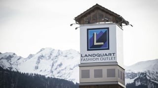 Purtret d'ina tavla da reclama cun si «Landquart Fashion Outlet»