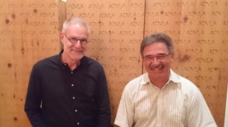 Heiner Hochreutener (san.) ed Edi Crameri, il president dal club da curling, sa legran sin la nova stagiun da curling a Flem.