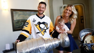 Mark Streit cun il Stanley Cup e sia famiglia