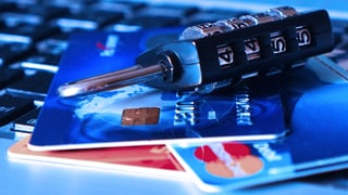 Duas cartas da credit cun in marschlus che schai sissu.