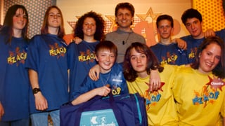 Il moderatur René Spescha cun giuvenils ch'han sa participà a l'emissiun «Péz a cup». Il moderatur René Spescha cun giuvenils ch'han sa participà a l'emissiun «Péz a cup».