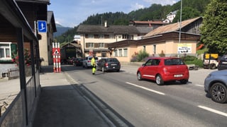 Purtret dal plazzal ed in um che diregia il traffic. 
