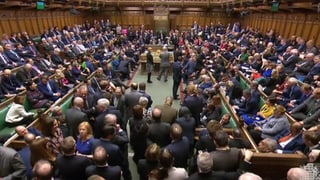 Il parlament britannic. Fitg blers deputads en la sala da parlament.