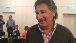 Freddy Huonder, um cun chamischa e giaca da fil grisch-naira Freddy Huonder, um cun chamischa e giaca da fil grisch-naira