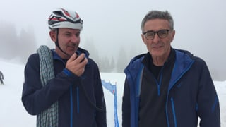 Da san. Giochen Bearth (cau-cursa) e Leo Condrau (president) da la Trofea Péz Ault.