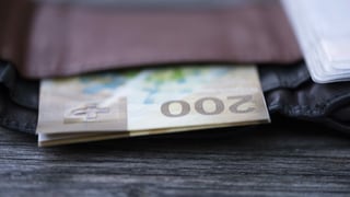 Bancnota da 200 francs en ina busta.