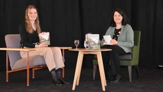 La giuvna autura Laura Schütz e la moderatura Karin Kohler-Pattis